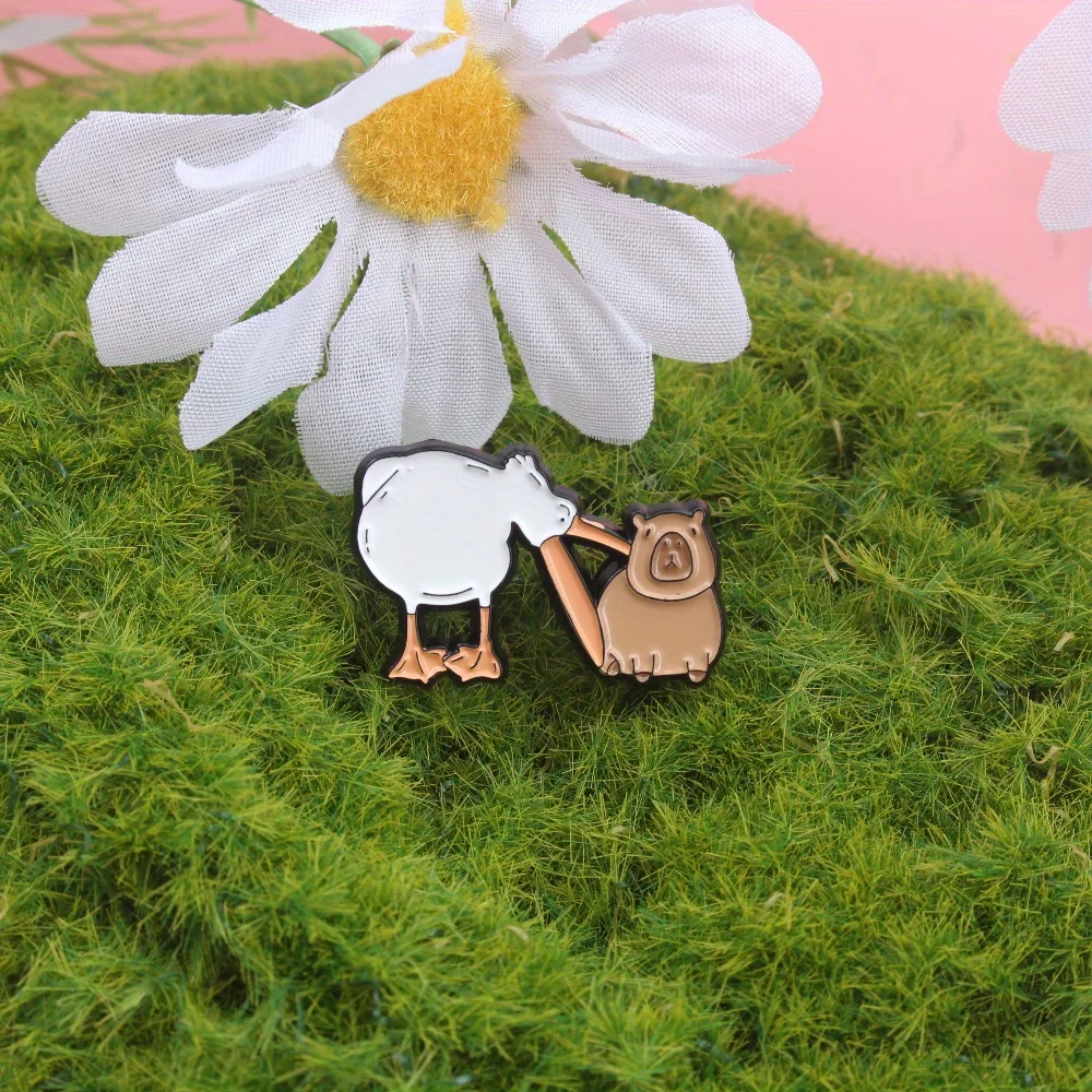 Broche metal capibara con pelícano y conejillo: pin solapa - imagen 5