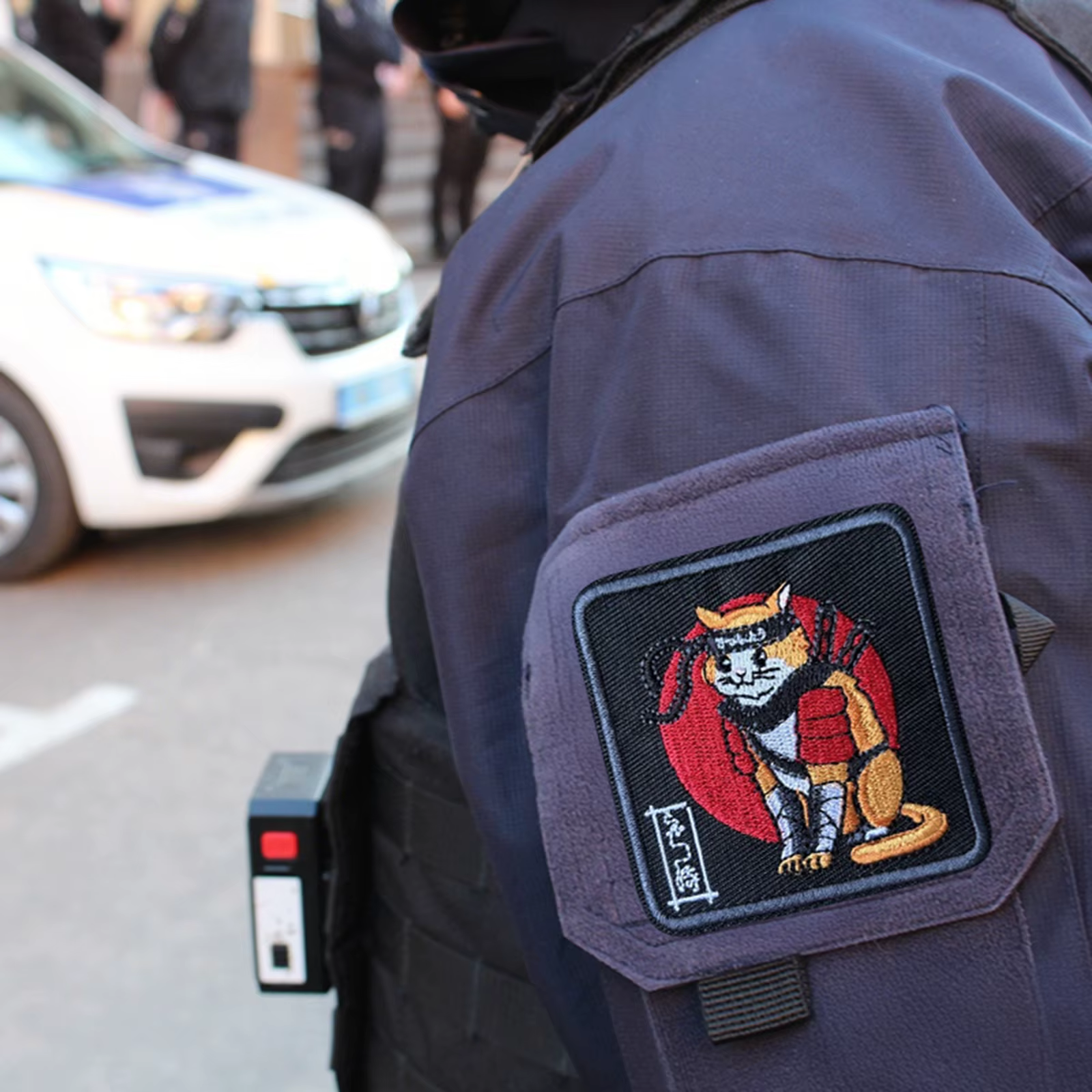 Insignia con estética militar y anime