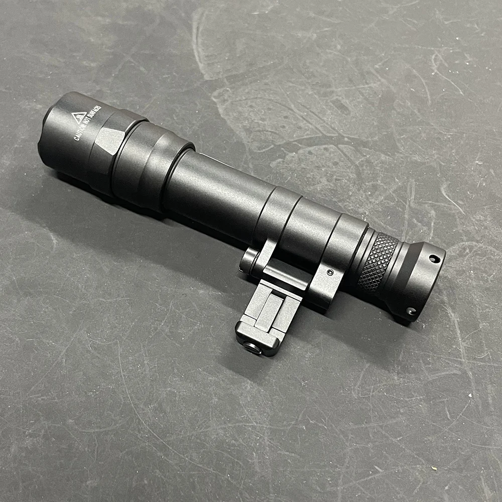 Detalle de la linterna táctica NANCHUANG M640DF