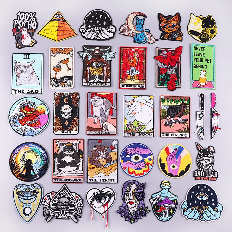 Parche bordado con diseño de gato punk y calavera