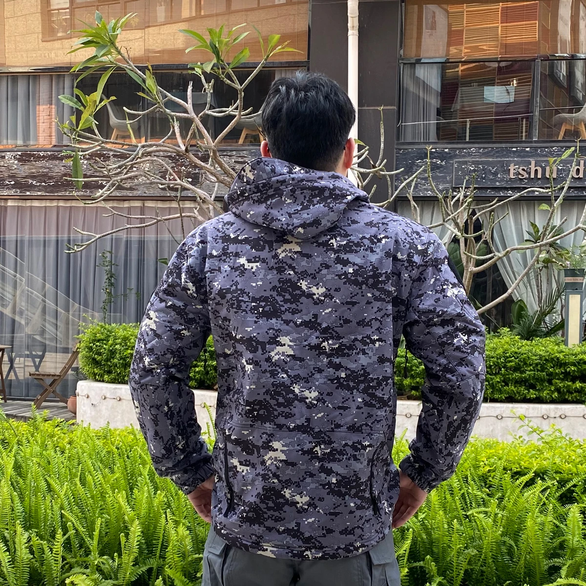 Manguito y cuello de la chaqueta de forro polar camuflaje