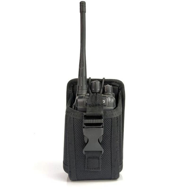 Bolsa de radio universal MOLLE en uso en cinturón táctico