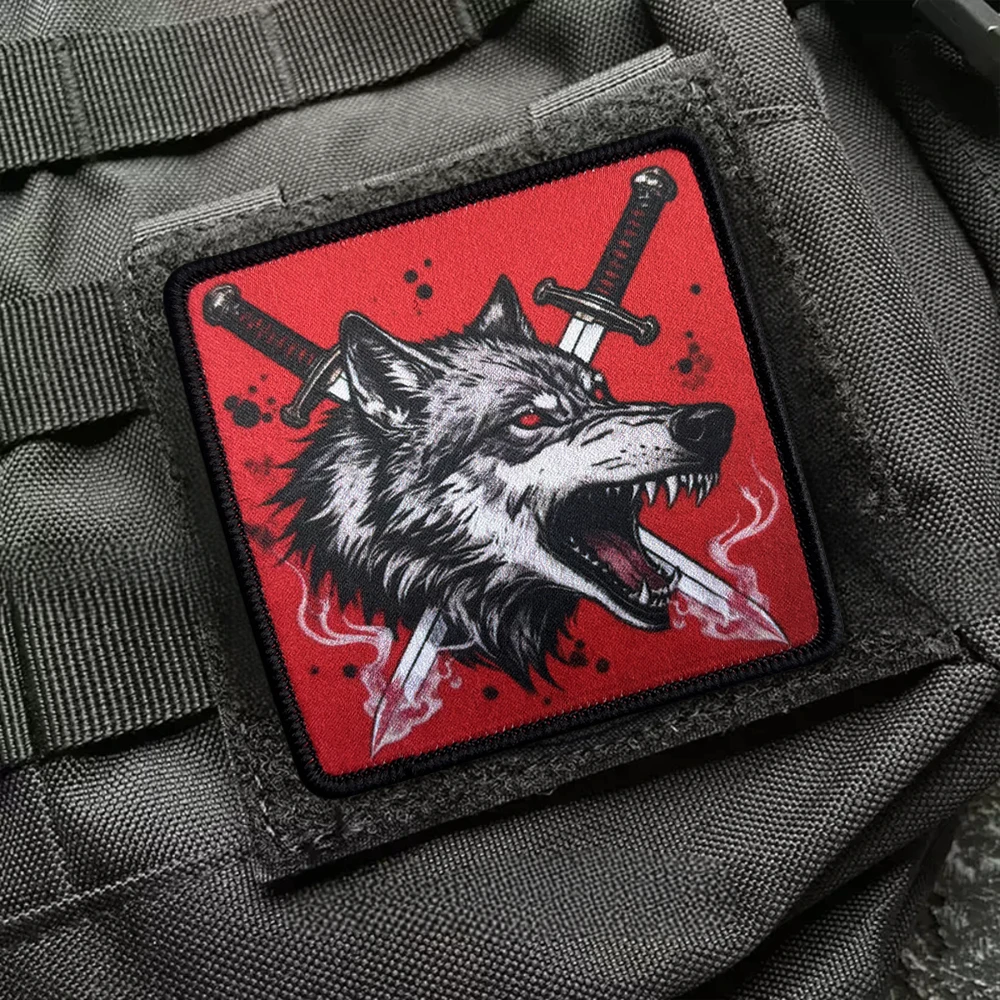 Detalle del lobo rugiente y espadas