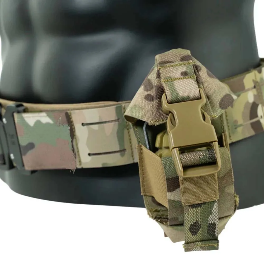 Detalle del sistema de fijación MOLLE de la bolsa