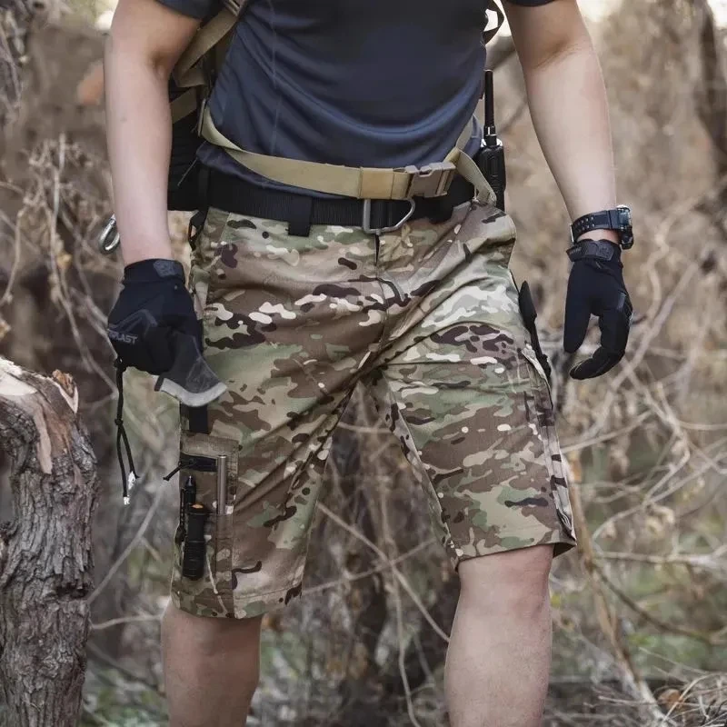 Pantalones cortos camuflados con acabado resistente