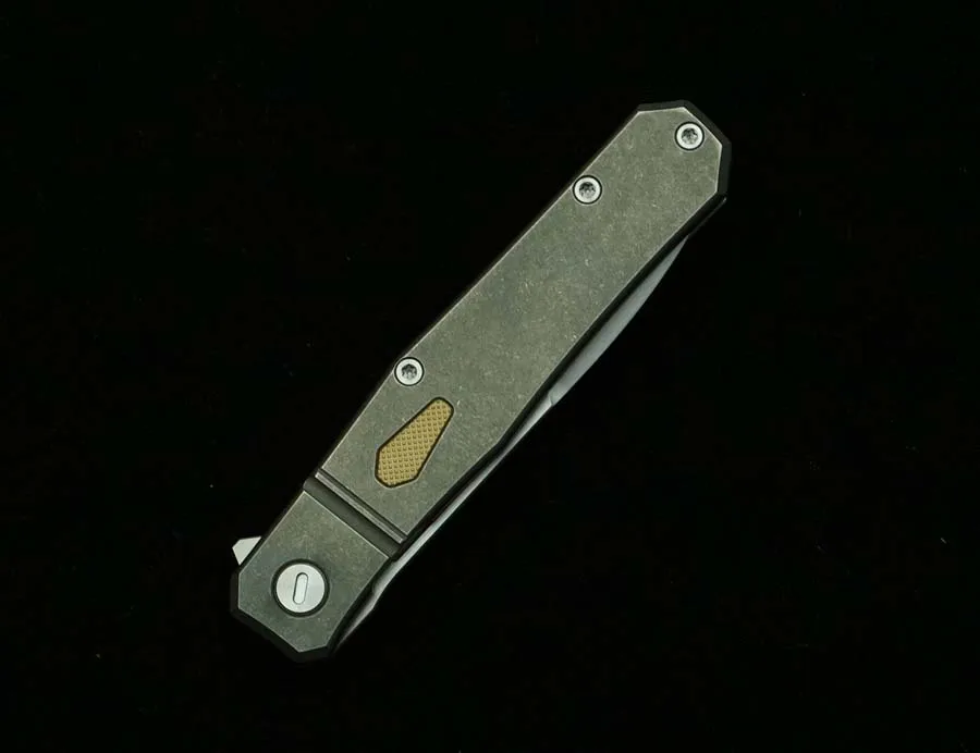 Cuchillo LEMIFSHE sobre superficie oscura mostrando detalles de construcción y acabados