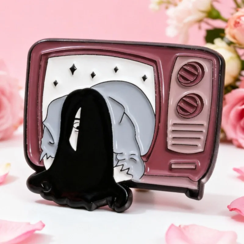 Insignia esmaltada de televisor retro con temática de fantasma
