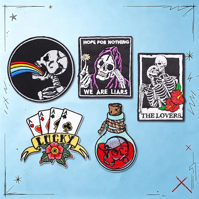Parche termoadhesivo bordado calavera punk con botella rosa y llama