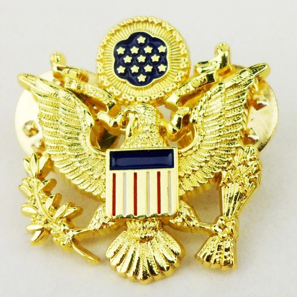 Detalle del águila y acabado dorado del pin