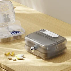 Pastillero compacto para medicamentos y vitaminas portátil