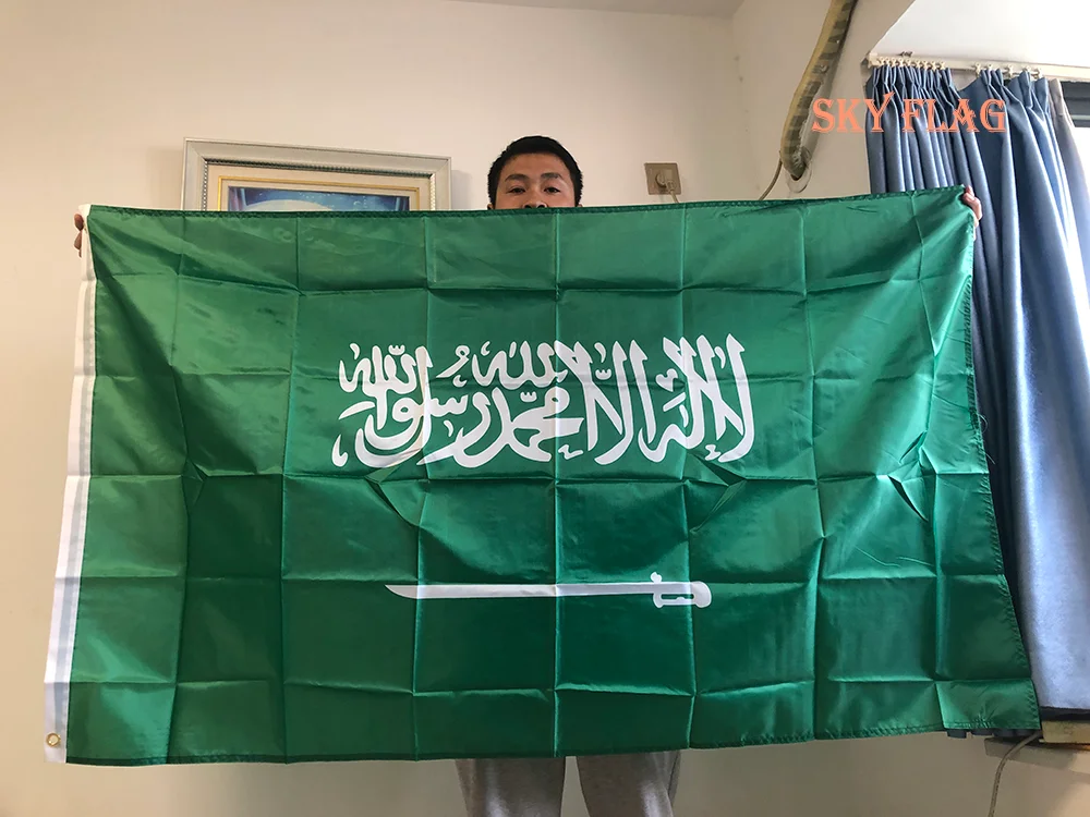Bandera de Arabia Saudí ondeando en mástil
