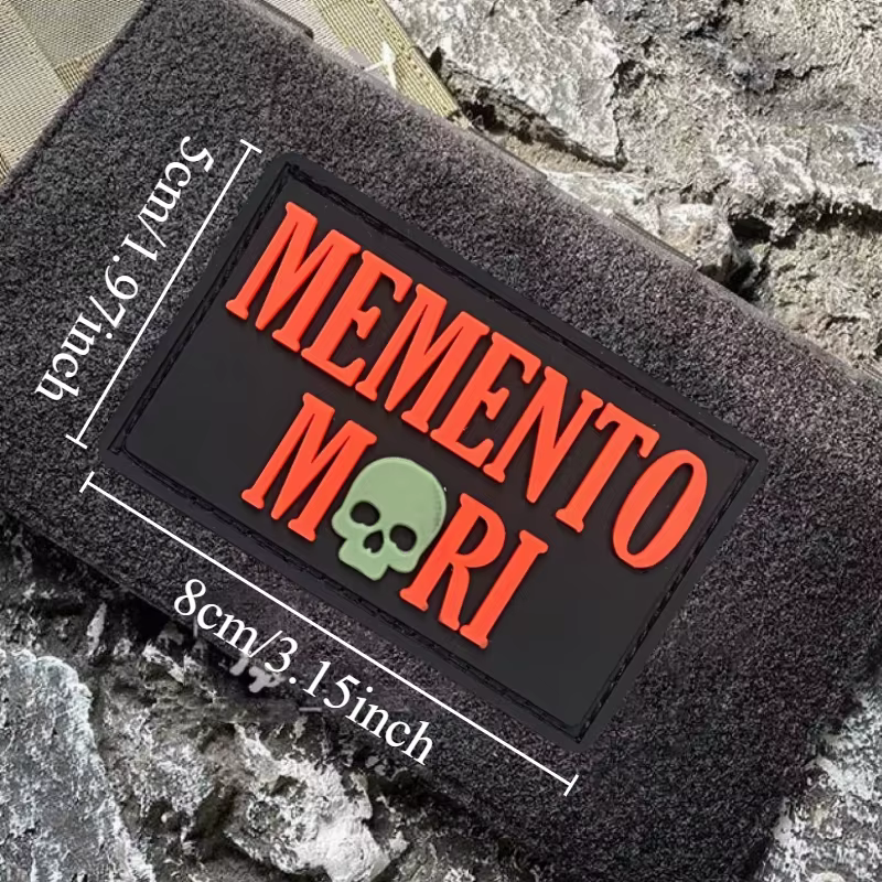 Parche MEMENTO MORI en estilo táctico sobre accesorio