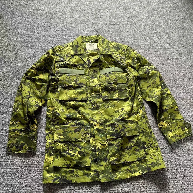 Vista lateral con diseño militar y bolsillos
