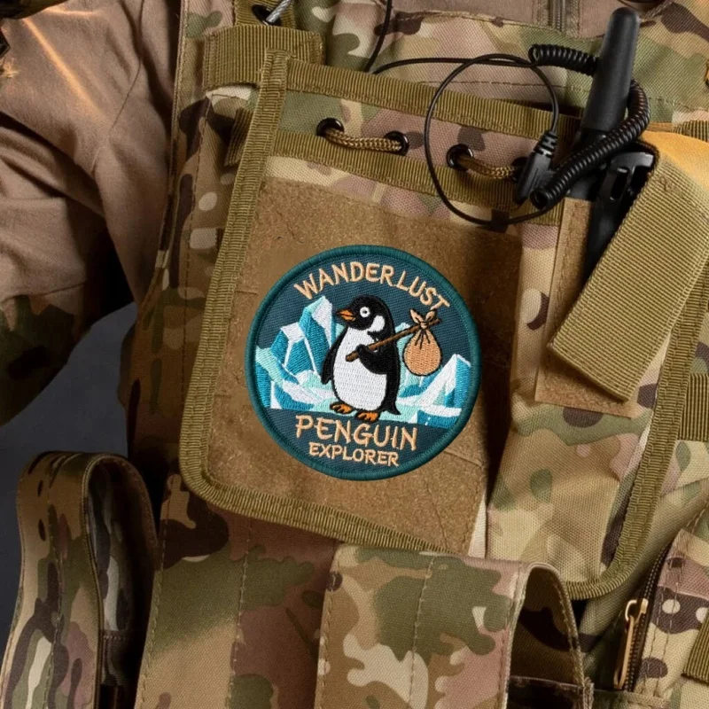Parche táctico bordado pingüino explorador con velcro para mochila - imagen 2