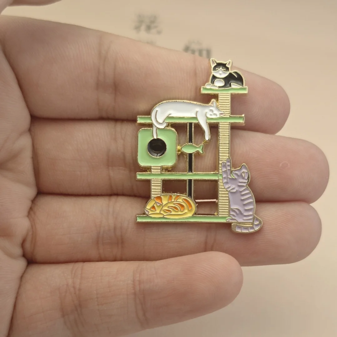 Broche metálico con gato y árbol de gato