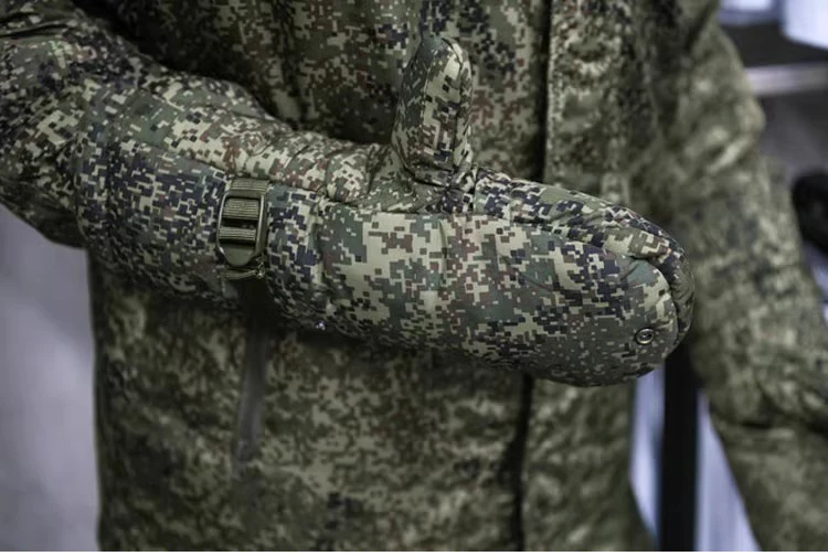 Guantes tácticos antifrío en uso