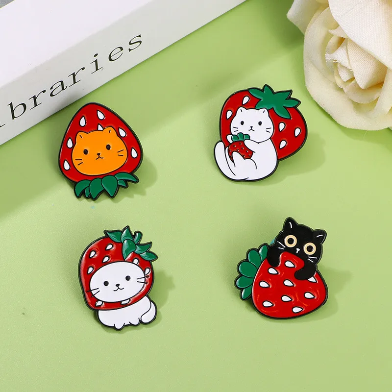 Broche esmaltado de gato negro con fresa – Alfiler de solapa infantil