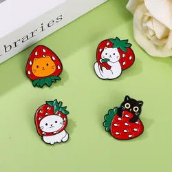 Broche esmaltado de gato negro con fresa – Alfiler de solapa infantil