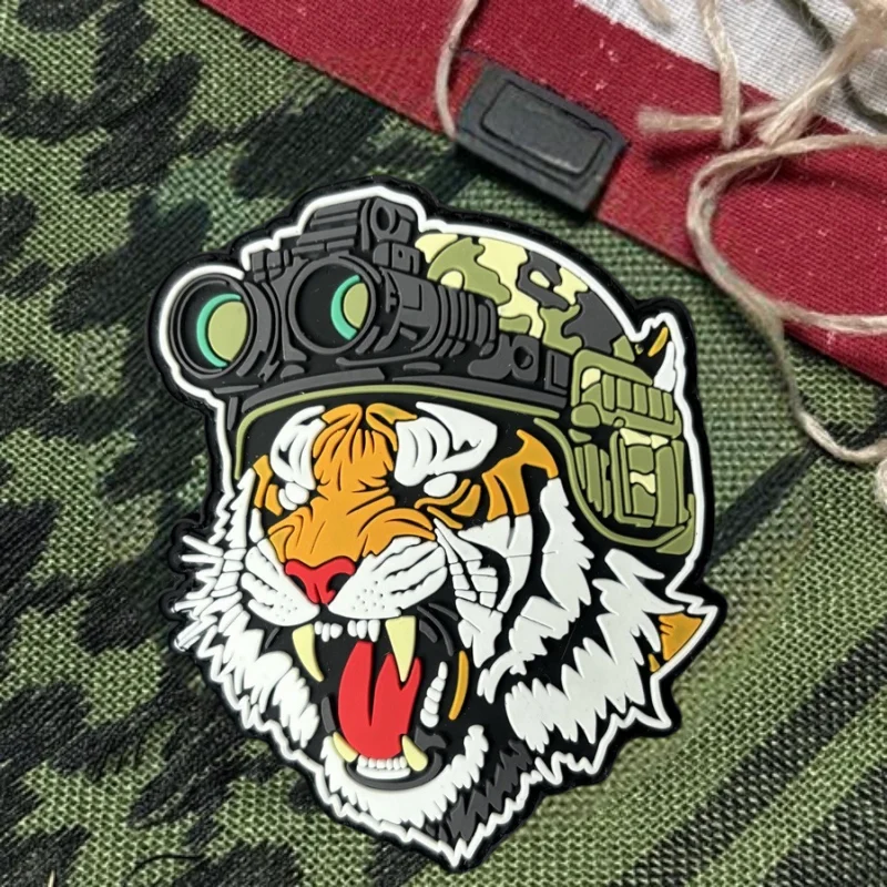 Parche táctico PVC visión nocturna tigre con velcro para chaleco - imagen 3