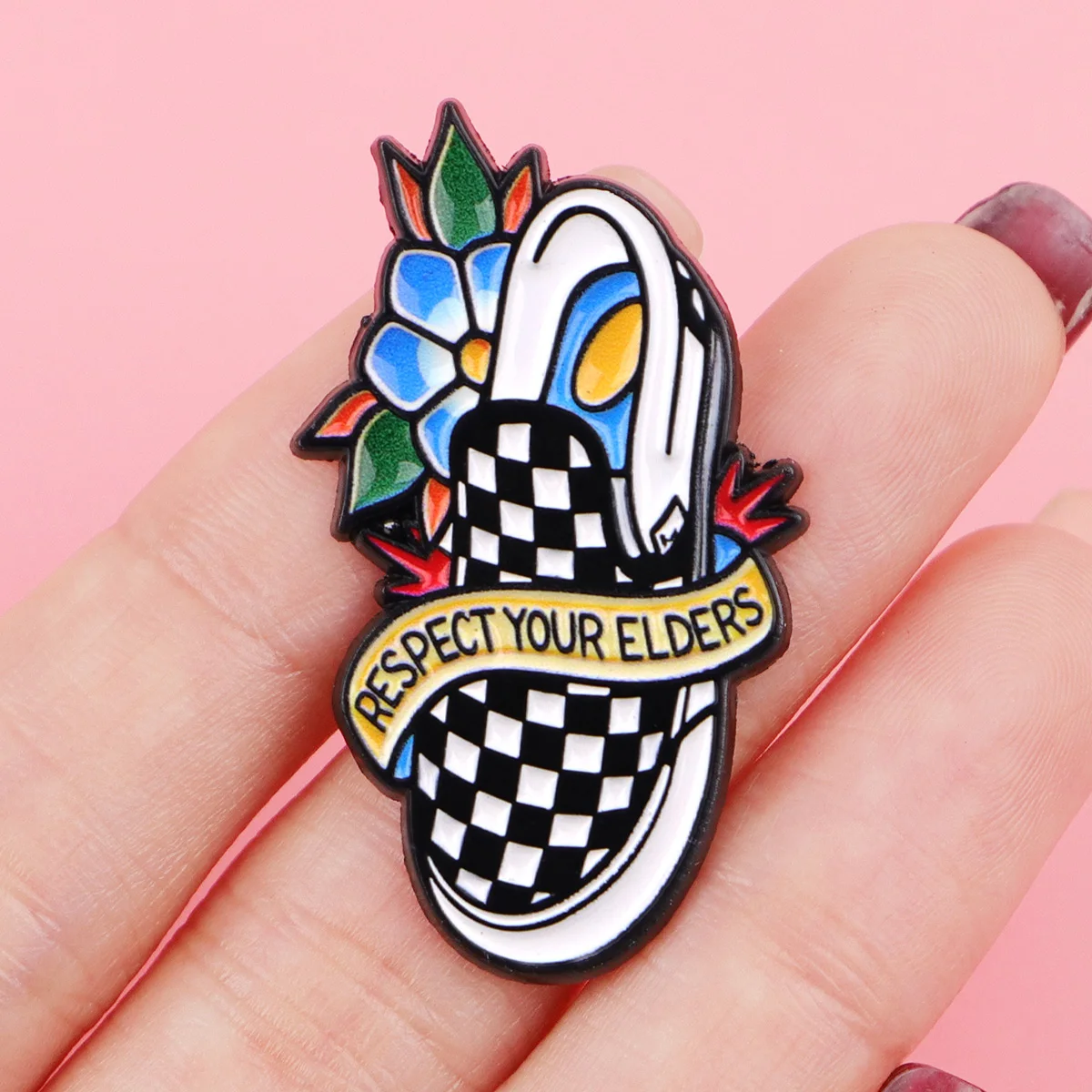 Vista del pin como broche decorativo