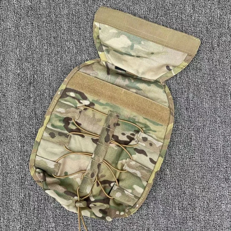 Bolsa táctica MOLLE de agua en uso outdoor