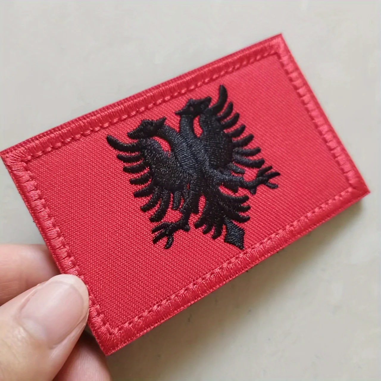 Detalle del parche sobre superficie de velcro
