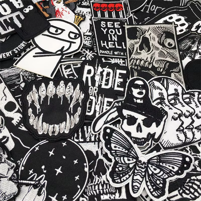 Parches con diseño de calavera y rayas