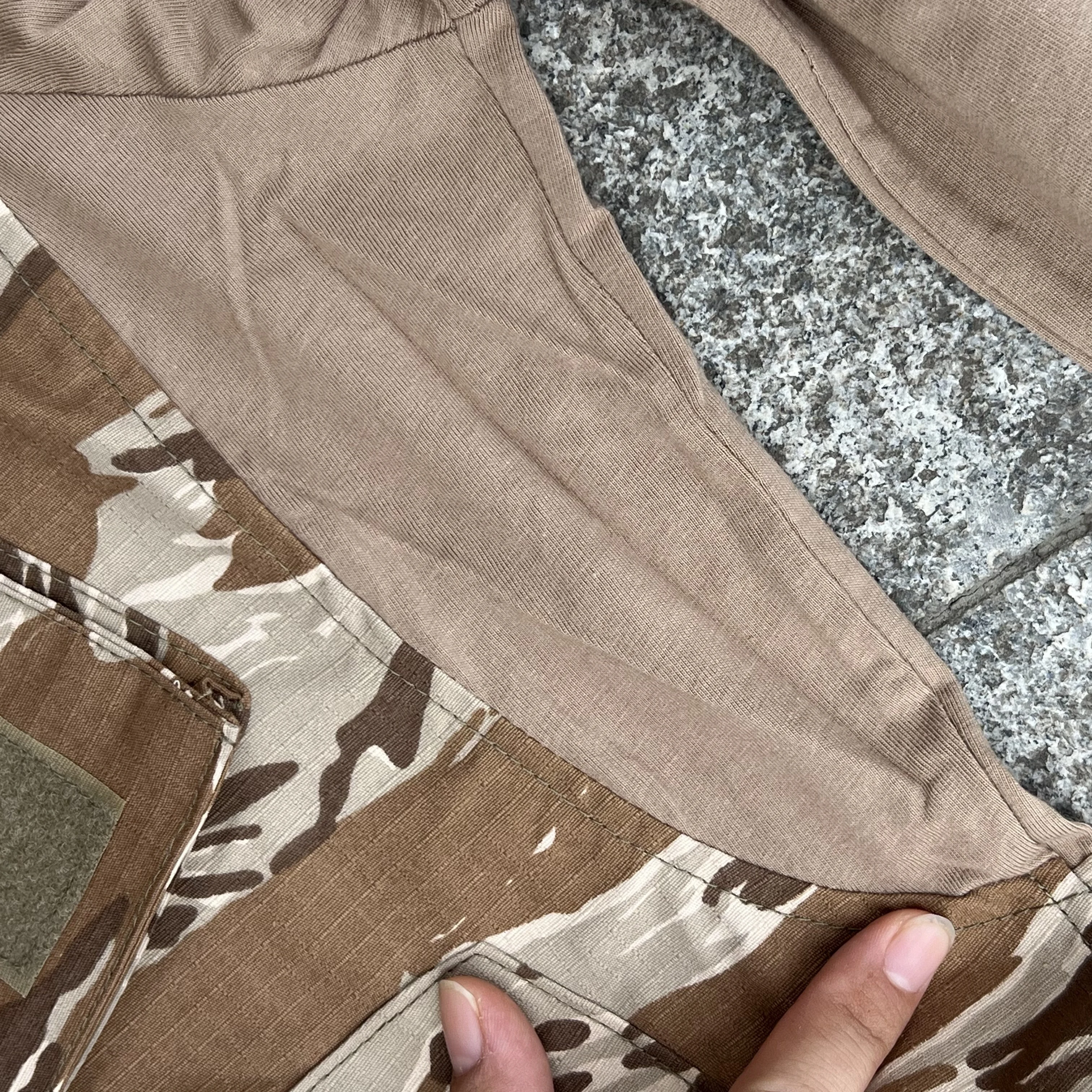 Vista trasera de la camisa táctica mostrando el ajuste y la textura del material