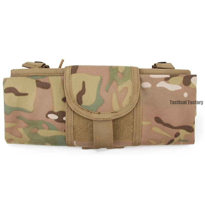 Bolsa táctica plegable enrollada mostrando su tamaño compacto