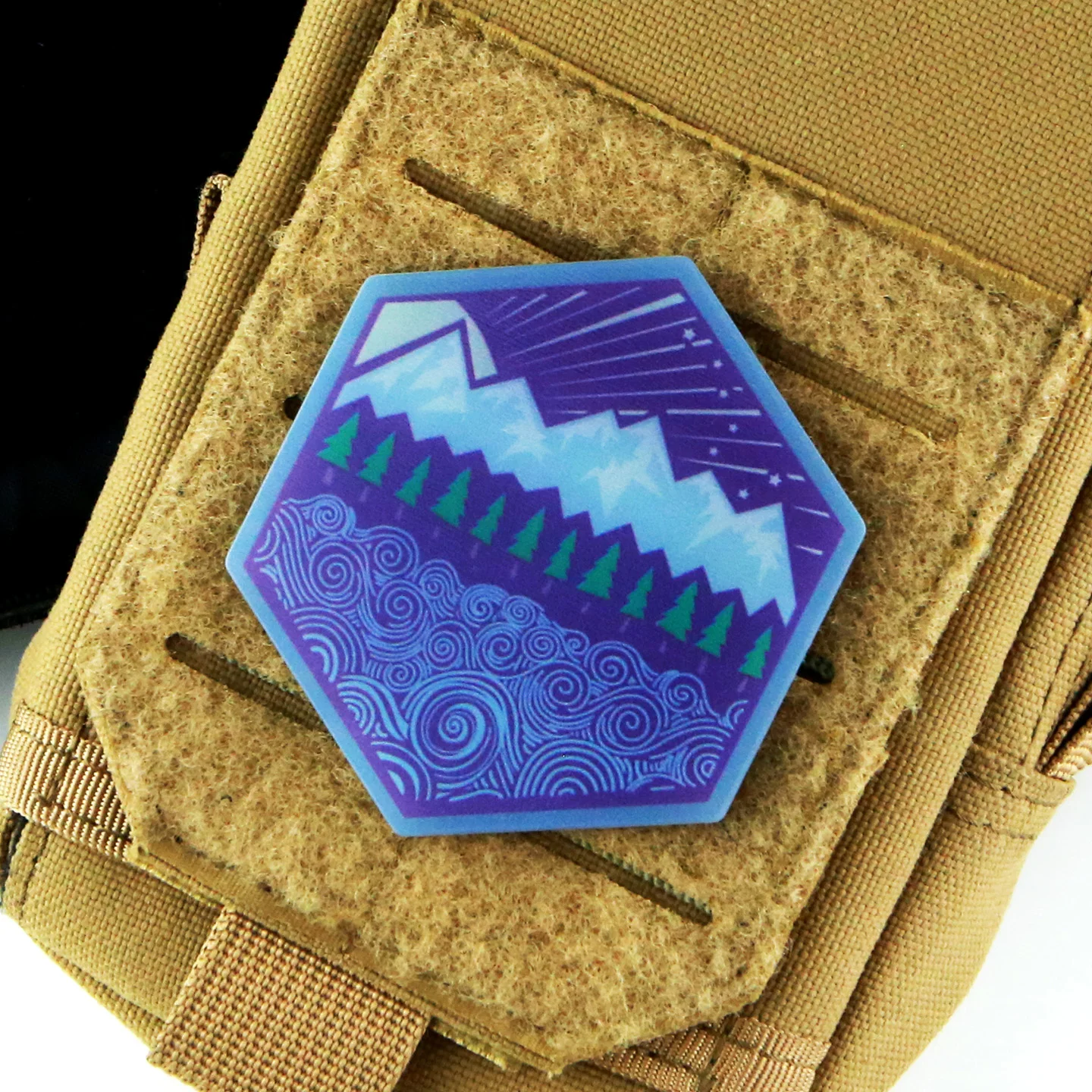 Parche táctico hexagonal MOLLE diseño boscoso montaña UV luminiscente - imagen 3