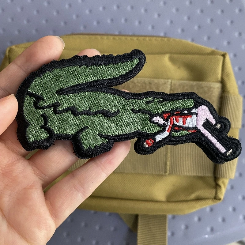 Parche moral cocodrilo bordado – Velcro para mochila táctica - imagen 3