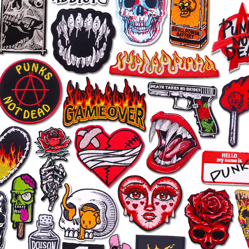 Parche bordado Game Over en fondo oscuro