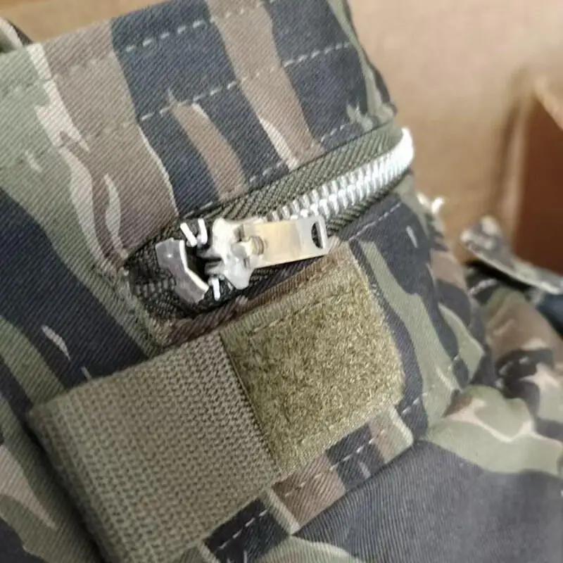 Interior con patrón de tigre negro