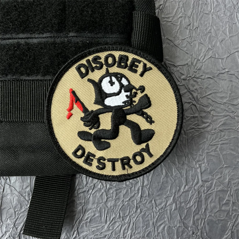 Parche negro con diseño de gato y texto Ongehoorzaam Vernietigen