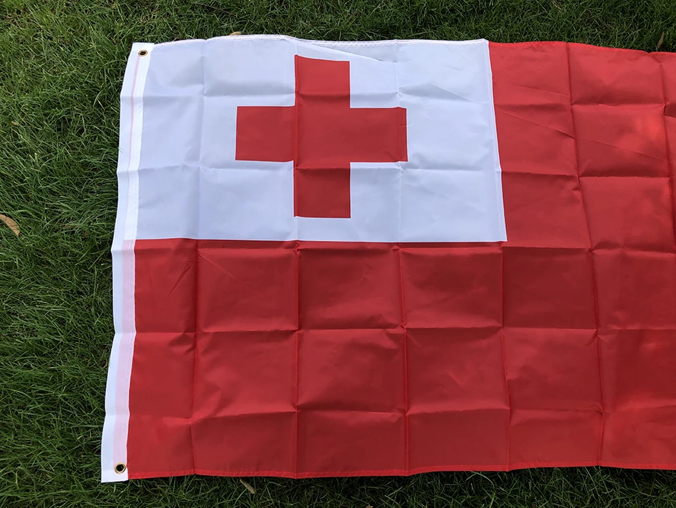 Bandera de Tonga instalada en mástil exterior