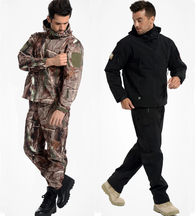 Gama de camuflajes y colores disponibles exhibidos en maniquí