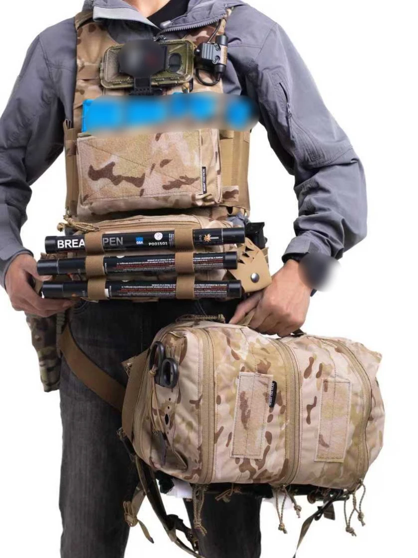 Detalle de la base reforzada y material ripstop de la mochila médica