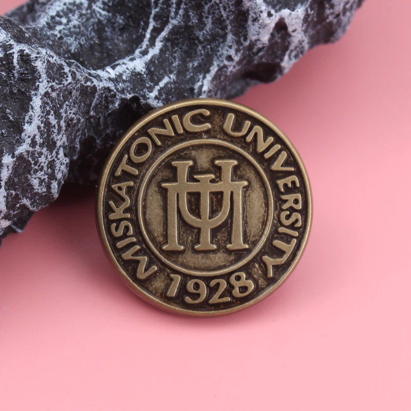 Insignia metálica Universidad Miskatonic – broche Cthulhu para ropa - imagen 5