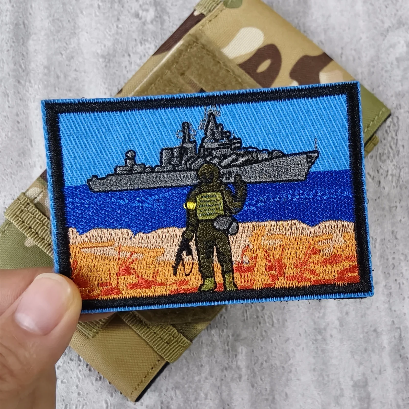 Parche táctico bordado de soldado y crucero con cierre de velcro - imagen 4