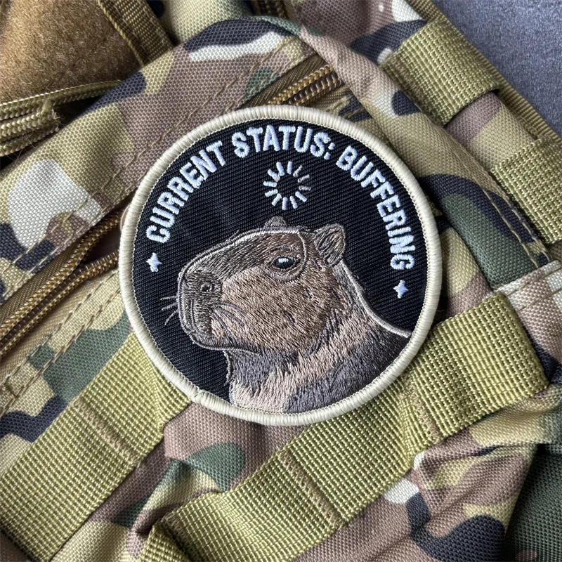 Parche táctico bordado capibara con velcro para mochila y brazalete - imagen 3