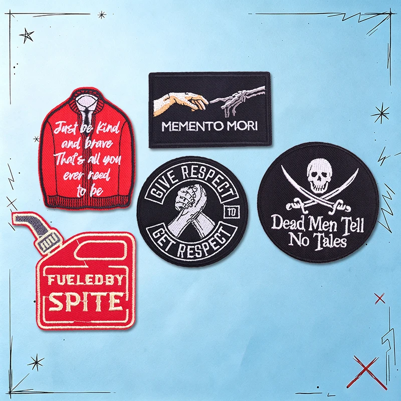 Aplicación en chaqueta vaquera estilo punk