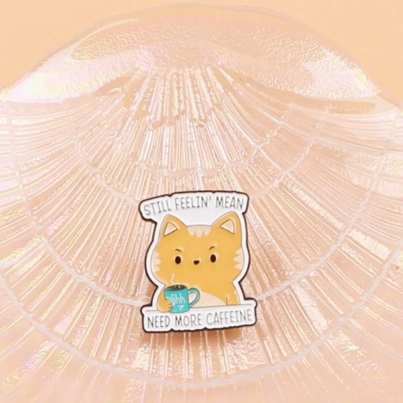 Pin de esmalte gato naranja con frase café para chaquetas y mochilas