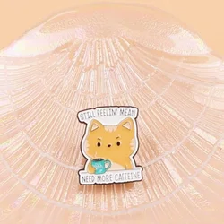 Pin de esmalte gato naranja con frase café para chaquetas y mochilas