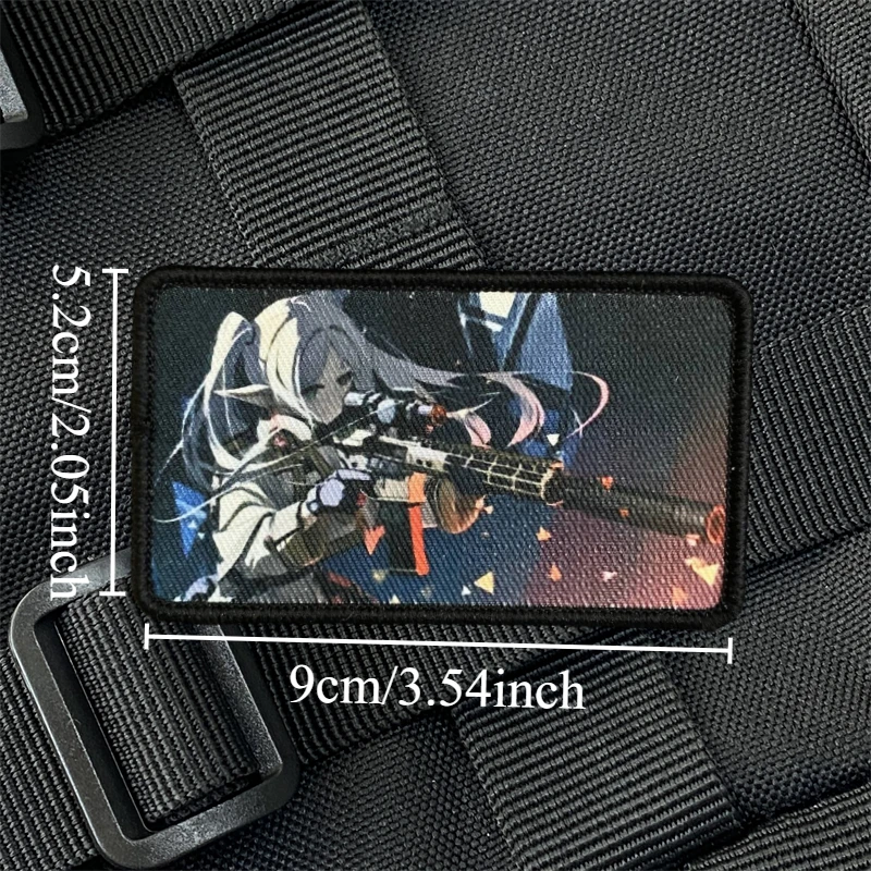 Parche táctico de anime con diseño de gancho y bucle aplicado en mochila