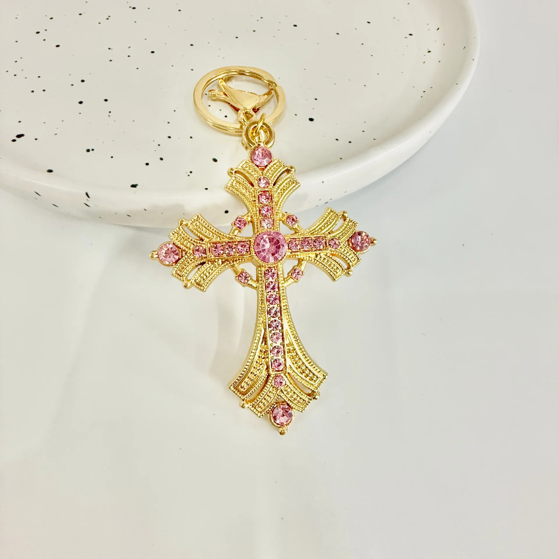 Llavero cruz de cristal rosa y metal dorado – Colgante religioso amuleto para bolso - imagen 2