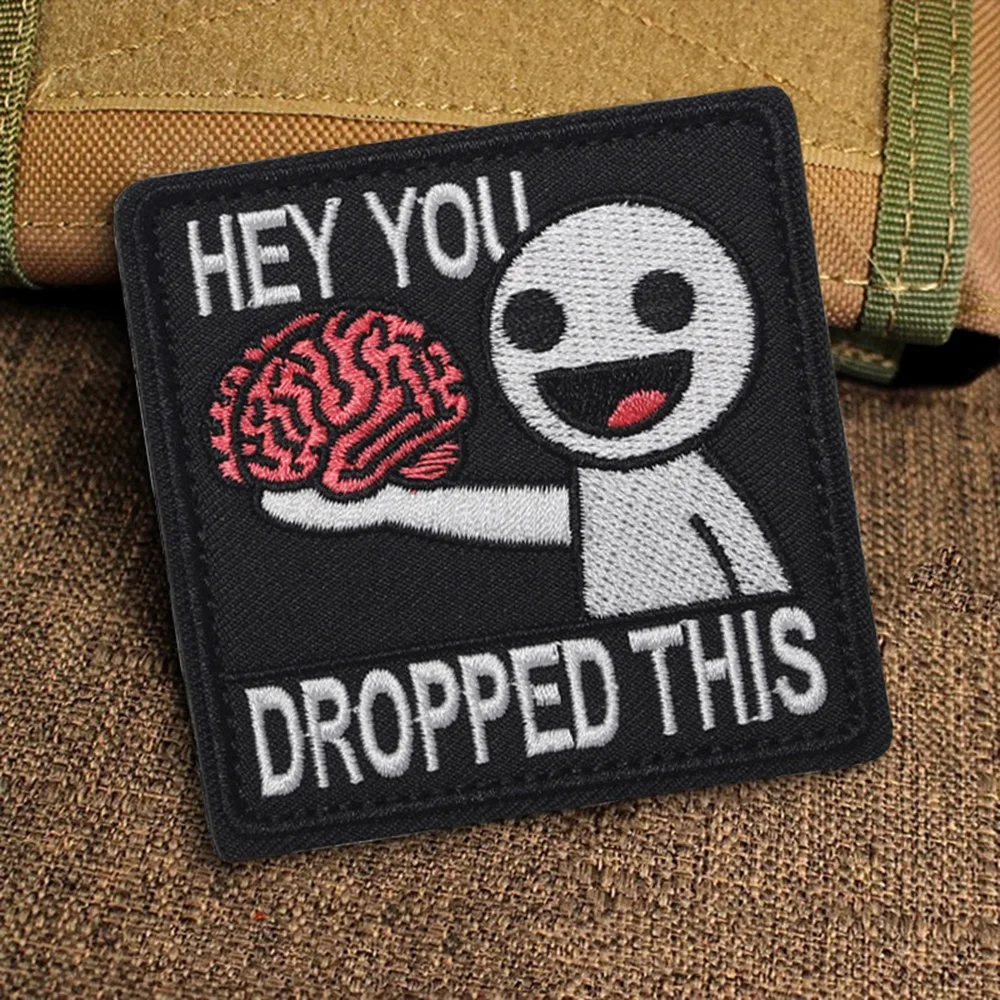 Parche bordado HEY YOU DROPPED THIS visto de cerca con detalle del bordado