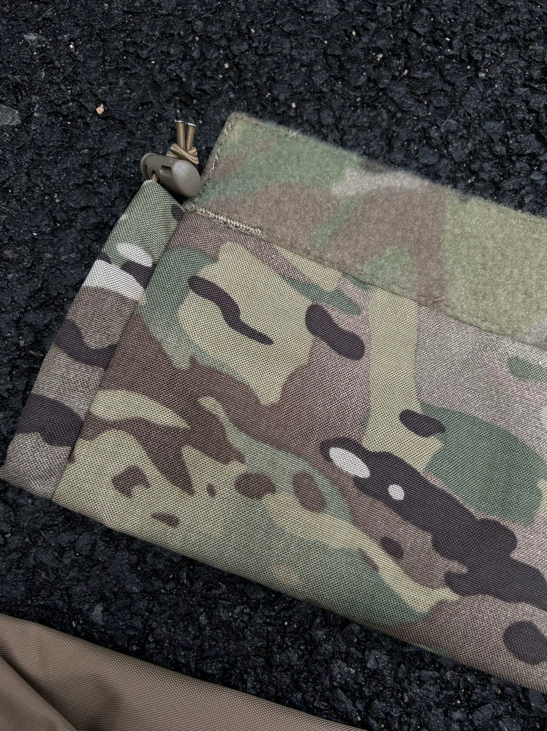 Lateral de la bolsa mostrando tiras MOLLE y hebillas de sujeción