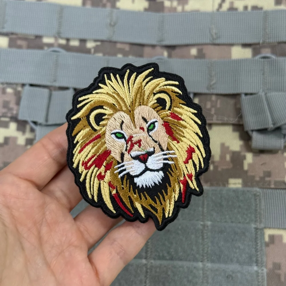 Parche táctico cabeza de león bordado con velcro moral - imagen 4