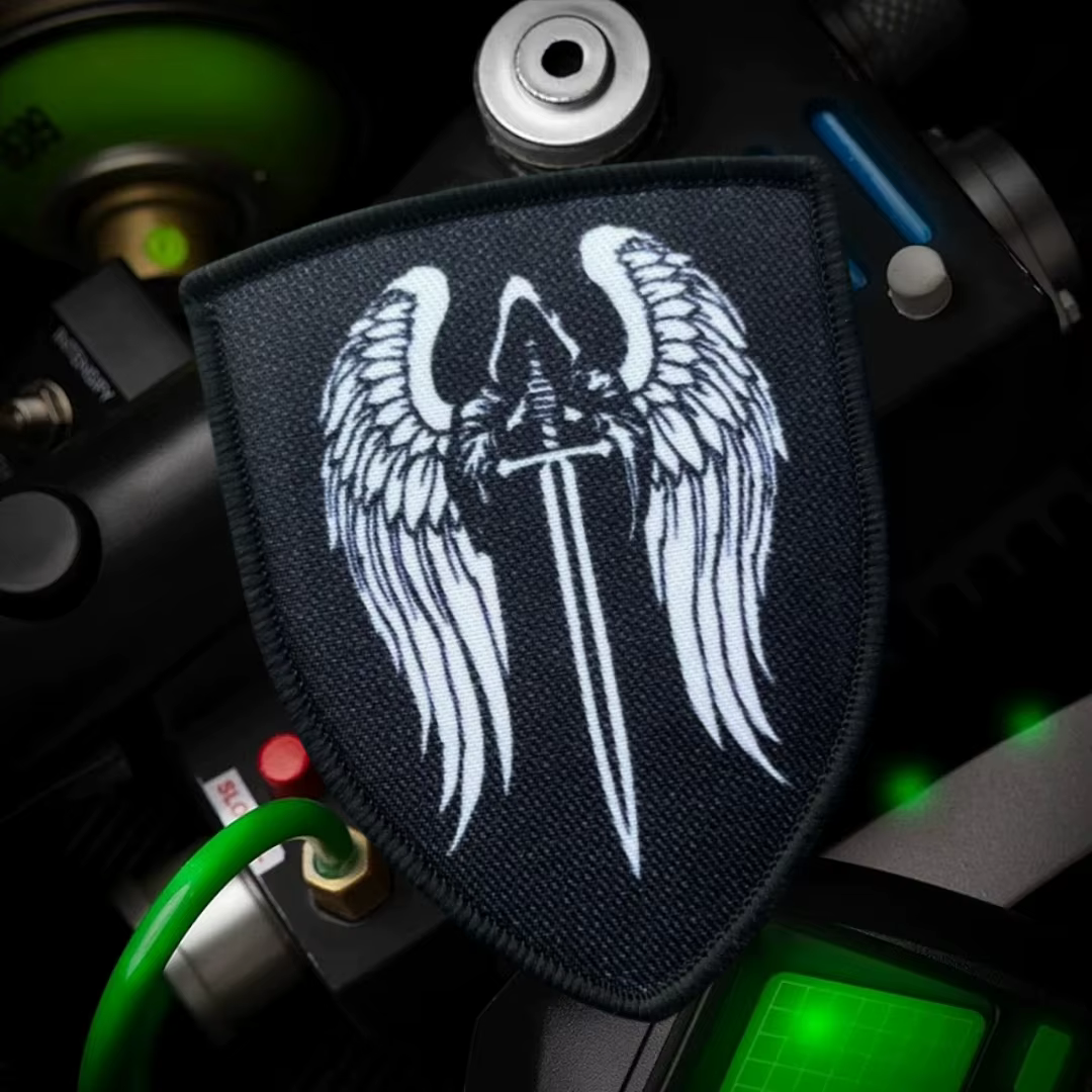 Vista frontal del parche de insignia de moral con diseño de Ángel Puniente