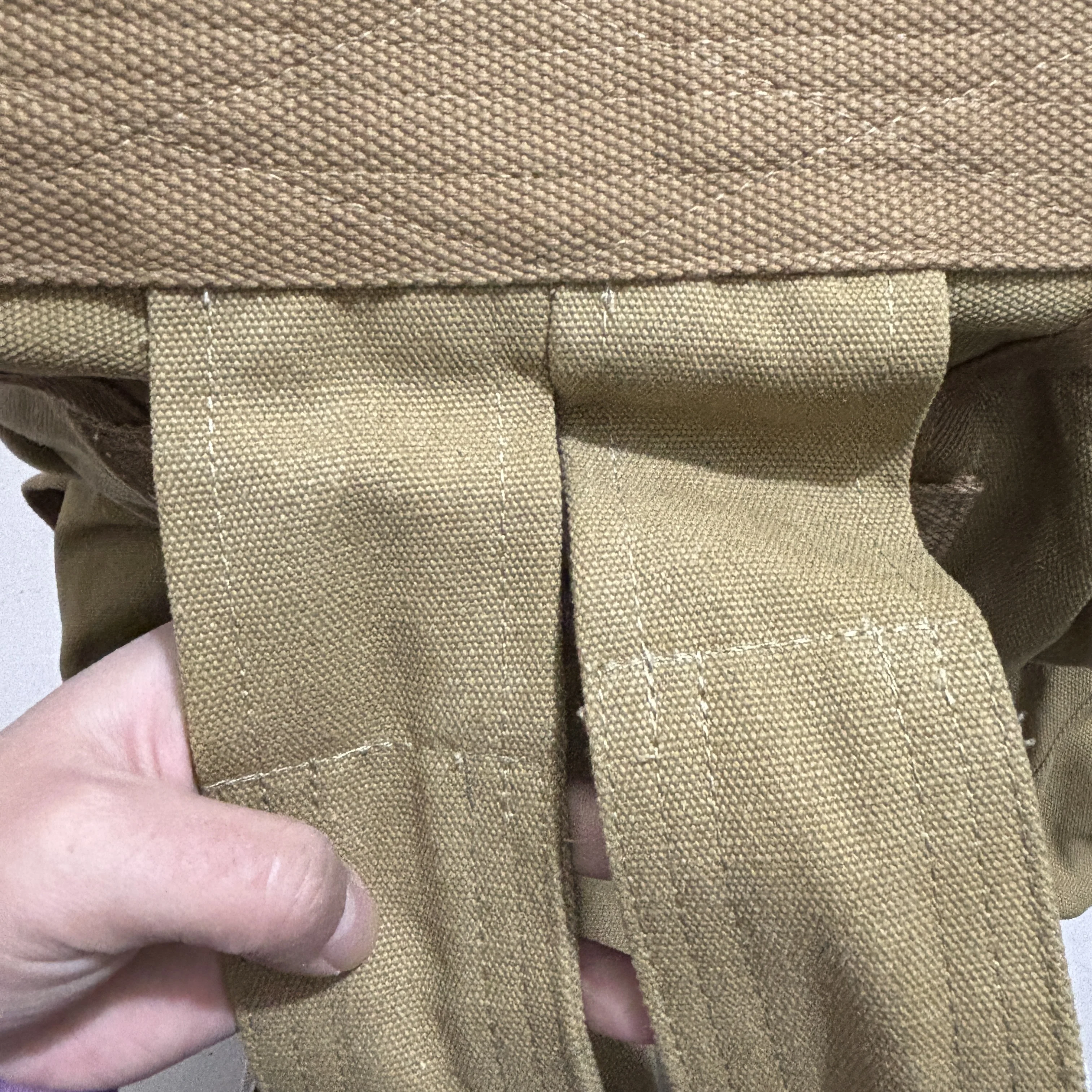 Mochila con correas y disposición para llevar equipo